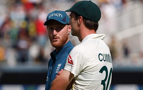 ഇംഗ്ലണ്ട് ക്യാപ്റ്റൻ ബെൻ സ്റ്റോക്സും ഓസ്ട്രേലിയൻ ക്യാപ്റ്റൻ പാറ്റ് കമ്മിൻസും/ എഎഫ്പി