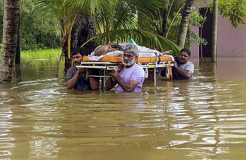 തിരുവല്ലയില് വയോധികനെ ആശുപത്രിയിലെത്തിക്കുന്നു/ പിടിഐ