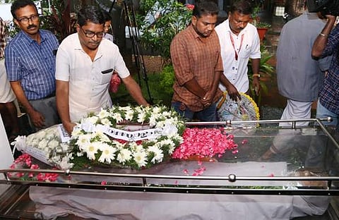 സമകാലിക മലയാളത്തിനു വേണ്ടി എഡിറ്റർ സജി ജെയിംസ് പുഷ്പചക്രം അർപ്പിക്കുന്നു. പത്രാധിപ സമിതി അംഗം സതീശ് സൂര്യൻ സമീപം/ ചിത്രം സാഞ്ച് ലാൽ