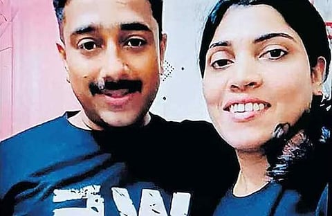 മരിച്ച സബീഷ്, ഭാര്യ ഷീന