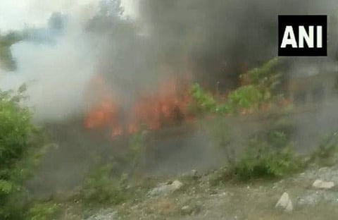 ട്രെയിനിന് തീപിടിച്ചതിന്റെ വിഡിയോ ദൃശ്യം