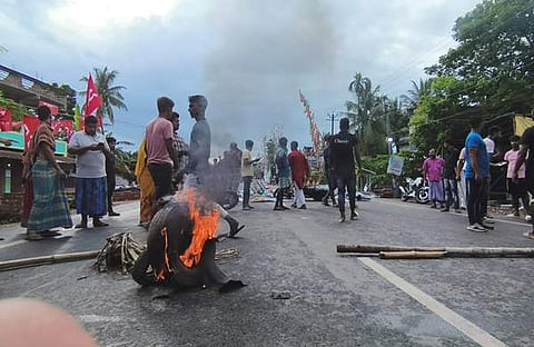 പഞ്ചായത്ത് തെരഞ്ഞടുപ്പിനിടെ സ്വതന്ത്രസ്ഥാനാര്ഥിയെ കൊലപ്പെടുത്തിയതില് പ്രതിഷേധിച്ച് റോഡ് ഉപരോധിക്കുന്നു/ പിടിഐ