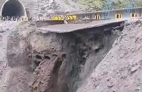 മണ്ണിടിച്ചിലിൽ റോഡ് ഒലിച്ചുപോയി/ ട്വിറ്റർ വിഡിയോ