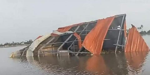 മടവീഴ്ചയിൽ വീട് ഒലിച്ചുപോയി/ ടെലിവിഷൻ സ്ക്രീൻഷോട്ട്