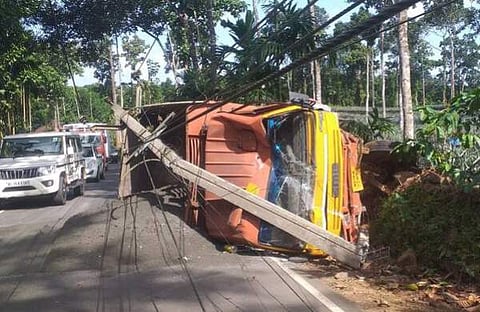 നിയന്ത്രണം വിട്ട് ലോറി മറിഞ്ഞ നിലയില്
