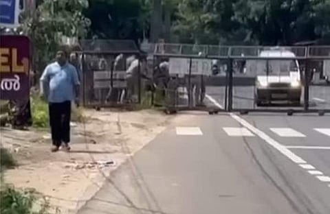 ആംബുലൻസിനെ വഴിമുടക്കിയ സംഭവം/ ടെലിവിഷൻ സ്ക്രീൻഷോട്ട്