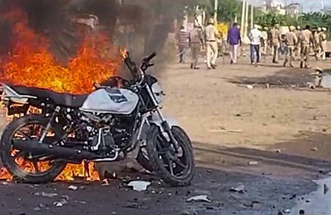 അക്രമികൾ വാഹനത്തിന് തീയിട്ടപ്പോൾ/ പിടിഐ