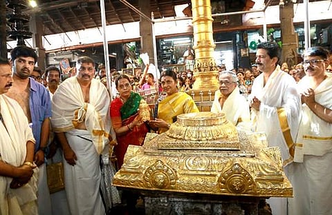 ഗുരുവായൂരപ്പന് ദുര്ഗ്ഗാ സ്റ്റാലിന് സ്വര്ണ കിരീടം സമര്പ്പിച്ചപ്പോള്