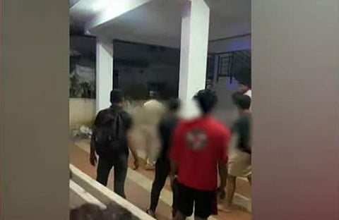 യുവതിയുടെ മൃതദേഹം പൊലീസ് മാറ്റുന്നു/ ടെലിവിഷന് ദൃശ്യം