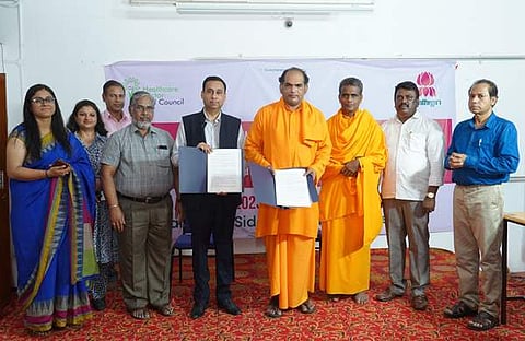 ആയുഷ് കോഴ്സുകള് ആരംഭിക്കുന്നതിനായി ധാരണാപത്രം കൈമാറുന്ന ദൃശ്യം