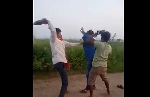 യുവാവിനെ ചെരിപ്പ് കൊണ്ട് മര്ദ്ദിക്കുന്ന ദൃശ്യം