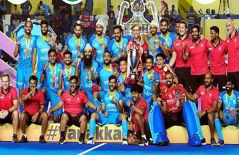 ട്രോഫിയുമായി ഇന്ത്യന് ടീം/ പിടിഐ