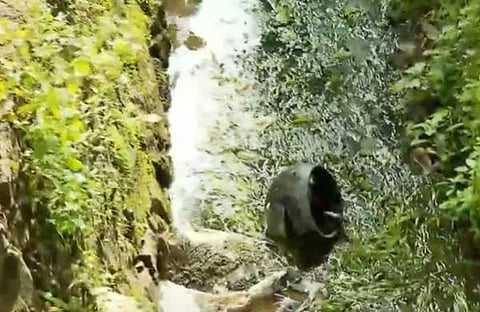 യുവാവിന്റെ ഹെല്മറ്റ് ഓടയില്/ ടിവി ദൃശ്യം