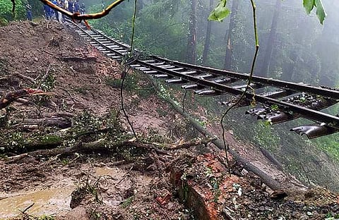 കനത്തമഴയില് ഒലിച്ചുപോയ റെയില്വേ ട്രാക്ക്/ പിടിഐ