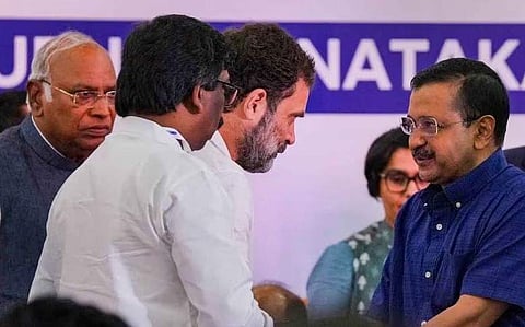 രാഹുല് ഗാന്ധിയും അരവിന്ദ് കെജരിവാളും ബംഗളൂരുവില് ചേര്ന്ന പ്രതിപക്ഷ പാര്ട്ടികളുടെ യോഗത്തില്/പിടിഐ