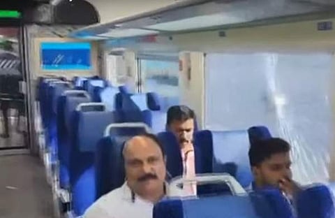 കല്ലേറില് തകര്ന്ന വന്ദേഭാരത് എക്സ്പ്രസിന്റെ ചില്ലുകള്/ ടെലിവിഷന് ചിത്രം