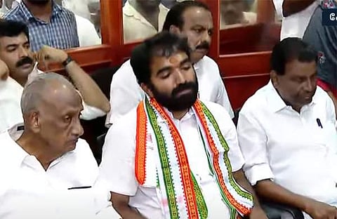 നാമനിര്ദേശ പത്രിക സമര്പ്പിക്കാനായി എത്തിയ ചാണ്ടി ഉമ്മന്