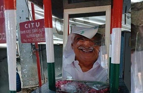 സ്മാരകം തകര്ത്ത നിലയില്/ ടിവി ദൃശ്യം