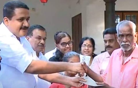 തോമസിന് ആന്റണി ജോണ് എംഎല്എ നഷ്ടപരിഹാരം കൈമാറുന്നു/വീഡിയോ സ്ക്രീന്ഷോട്ട്