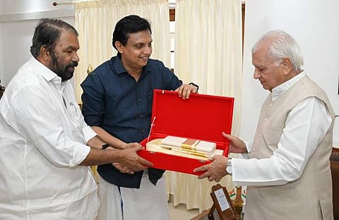 വി. ശിവന്കുട്ടിയും മുഹമ്മദ് റിയാസും ഗവർണർക്ക് ഓണക്കോടി സമ്മാനിക്കുന്നു/ഫോട്ടോ: ഫെയ്സ്ബുക്ക്