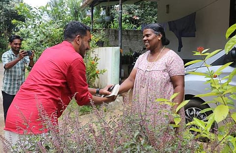 തെരഞ്ഞെടുപ്പ് പ്രചാരണത്തിനിടെ ജെയ്ക്ക് സി തോമസ്