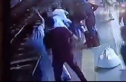 പ്ലാറ്റ്ഫോമില് നിന്ന് ട്രാക്കിലേക്ക് യുവാവ് വീഴുന്ന ദൃശ്യം
