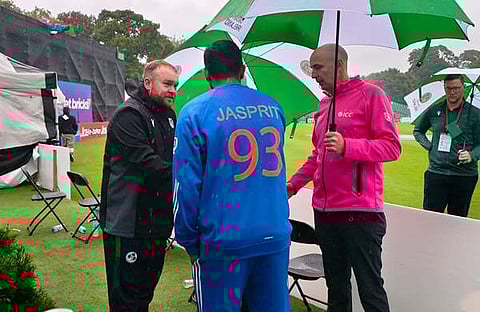 ഇന്ത്യൻ ക്യാപ്റ്റൻ ബുമ്രയും അയർലൻഡ് നായകൻ പോൾ സ്റ്റിർലിങും ഹസ്തദാനം ചെയ്യുന്നു/ ട്വിറ്റർ