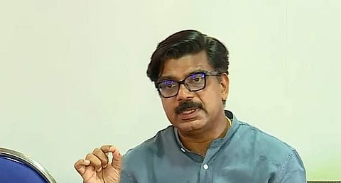 മാത്യു കുഴല്നാടന് മാധ്യമങ്ങളെ കാണുന്നു