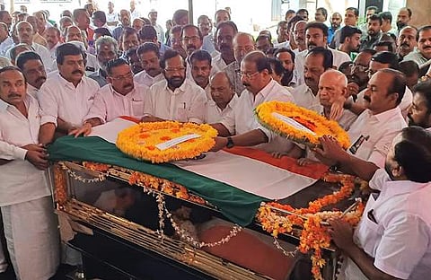 കോൺഗ്രസ് നേതാക്കൾ വക്കം പുരുഷോത്തമന് അന്തിമോപചാരം അർപ്പിക്കുന്നു/ ഫോട്ടോ: ദീപു ബി പി