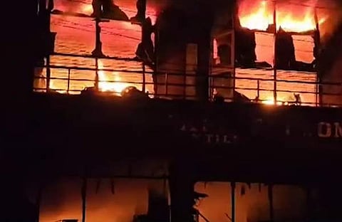 അഗ്നിശമന സേന സ്ഥലത്തെത്തി തീ അണയ്ക്കുന്നു/ ടെലിവിഷൻ സ്ക്രീൻഷോട്ട്