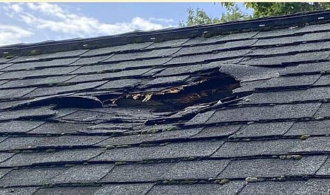 ഐസ് കട്ട പതിച്ച് തകര്ന്ന വീടിന്റെ മേല്ക്കൂര