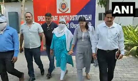 ഡല്ഹി പൊലീസ് കസ്റ്റഡിയിലെടുത്ത ഉദ്യോഗസ്ഥനും ഭാര്യയും