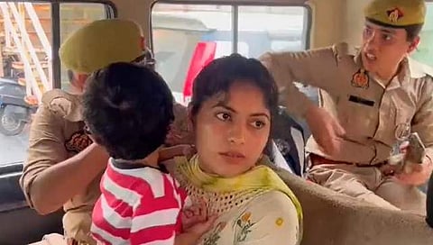 നോയിഡയിലെത്തിയ ബംഗ്ലാദേശ് യുവതി/ ട്വിറ്റര്