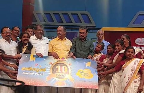 മണ്സൂണ് ബംപര് സമ്മാന തുക ഹരിത കര്മ്മ സേനാംഗങ്ങള്ക്ക് കൈമാറുന്ന ചടങ്ങ്