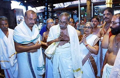 ഗുരുവായൂരിൽ ദർശനം നടത്തുന്ന എംടിയും ഭാര്യ കലാമണ്ഡലം സരസ്വതിയും/ ഫെയ്സ്ബുക്ക്