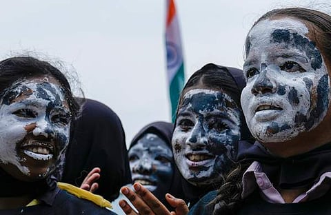 ചന്ദ്രയാന് 3 പ്രീ-സോഫ്റ്റ് ലാന്ഡിങ് ആഘോഷിക്കുന്ന കുട്ടികള്/ ചിത്രം: പിടിഐ