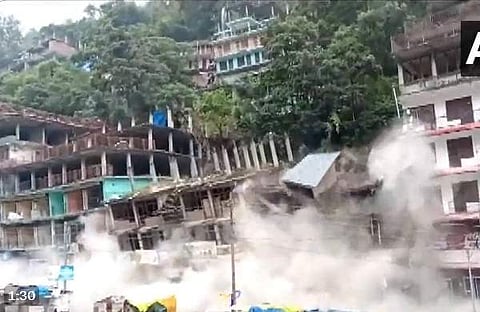 ഹിമാചലില് മണ്ണിടിച്ചിലില് കെട്ടിടങ്ങള് തകര്ന്നുവീഴുന്ന ദൃശ്യം, എഎന്ഐ