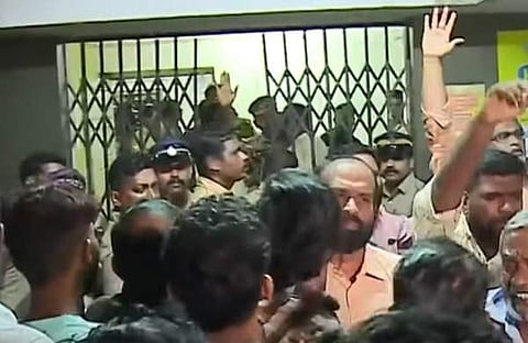 പേട്ട പൊലീസ് സ്റ്റേഷനിലെ സംഘര്ഷം/ ടിവി ദൃശ്യം