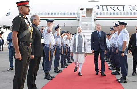 നരേന്ദ്രമോദിയെ വിമാനത്താവളത്തിൽ സ്വീകരിക്കുന്നു/ പിടിഐ