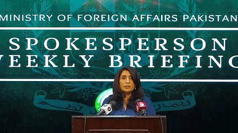 പാക് വിദേശകാര്യ വക്താവ് മുംതാസ് സാറ മാധ്യമങ്ങളെ കാണുന്നു/ട്വിറ്റര്