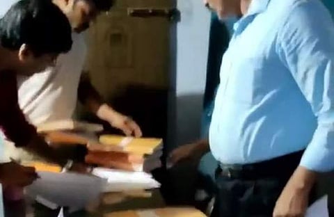 ചെക്പോസ്റ്റിൽ പരിശോധന നടത്തുന്നു/ ടിവി ദൃശ്യം