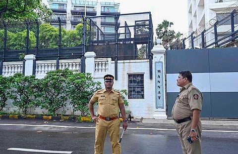 മന്നത്തിന് മുന്നിൽ പൊലീസ് കാവൻ/ ചിത്രം: പിടിഐ