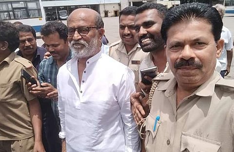 രജനീകാന്ത് ബിഎംടിസി ജീവനക്കൊര്ക്കൊപ്പം/ ട്വിറ്റര്