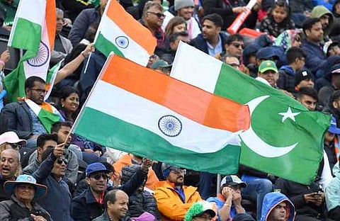 ലോകകപ്പ് ക്രിക്കറ്റ് മത്സരത്തില് ഇന്ത്യ,പാകിസ്ഥാന് പതാകകളുമായി ആരാധകര്/എഎഫ്പി