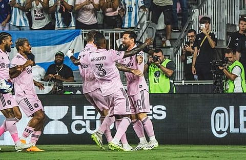 ഗോള് നേടിയ മെസിയെ വാരിപ്പുണരുന്ന സഹതാരങ്ങള്/ ട്വിറ്റര്