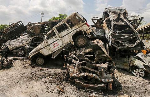 നൂഹിൽ അക്രമികൾ അഗ്നിക്കിരയാക്കിയ പൊലീസ് വാഹനങ്ങൾ/ പിടിഐ