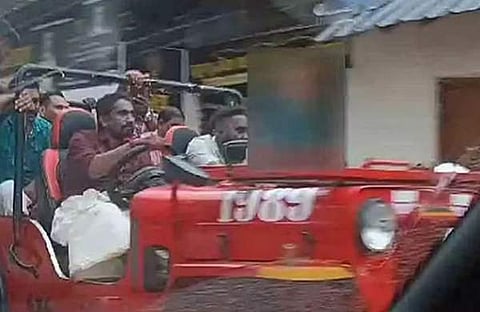 കുട്ടിയെ ജീപ്പിന്റെ ബോണറ്റില് ഇരുത്തി അപകടകരമായ രീതിയില് യാത്ര, സ്ക്രീന്ഷോട്ട്