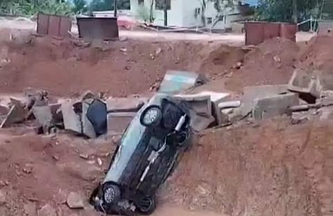 റോഡ് നിർമാണത്തിനായി എടുത്ത കുഴിയിലേക്ക് കാർ മറിഞ്ഞ നിലയിൽ, സ്ക്രീൻഷോട്ട്