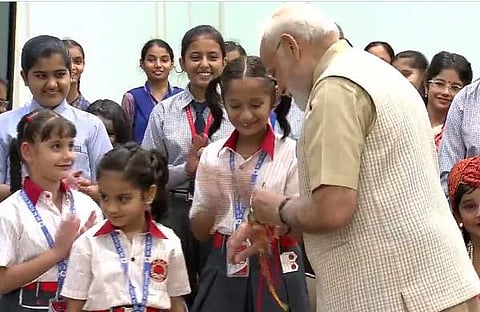 കുട്ടികള് മോദിയുടെ കൈയില് രാഖി കെട്ടി കൊടുക്കുന്ന ദൃശ്യം
