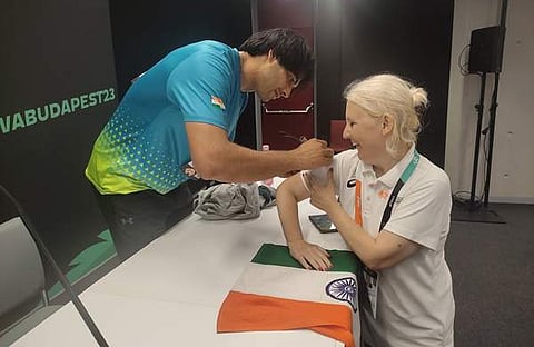 നീരജ് ചോപ്ര ആരാധികയ്ക്ക് ഓട്ടോഗ്രാഫ് നൽകുന്നു/ എക്സ്